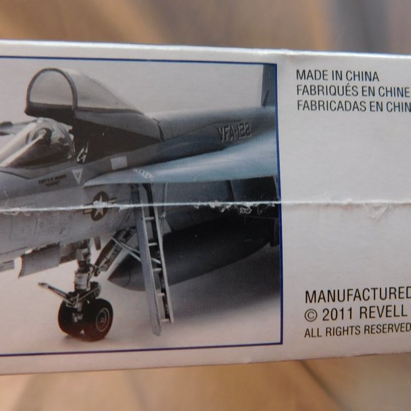 Revell F/A 18-E Super Hornet Model Airplane Kit 1:48 Scale NEW SEALED BOX 2011 - Picture 2 of 4